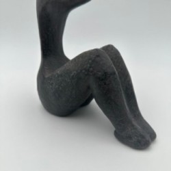 Sculpture moderniste en céramique représentant une femme portant un enfant – France, vers 1970