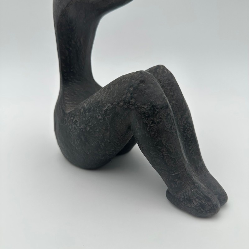 Sculpture moderniste en céramique représentant une femme portant un enfant – France, vers 1970