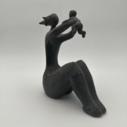 Sculpture moderniste en céramique représentant une femme portant un enfant – France, vers 1970