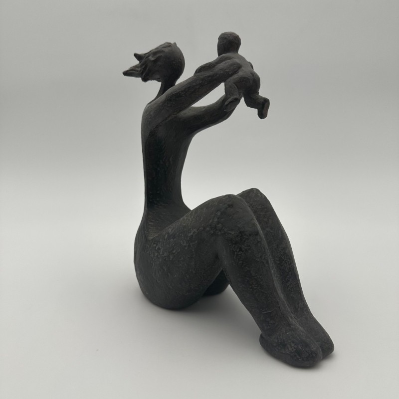 Sculpture moderniste en céramique représentant une femme portant un enfant – France, vers 1970