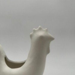 Coq en céramique blanche. Travail Français dans le goût de Jouve. Vers 1950