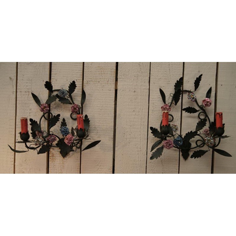 Paire d'Appliques Décoratives avec Fleurs de Porcelaine. Vers 1970