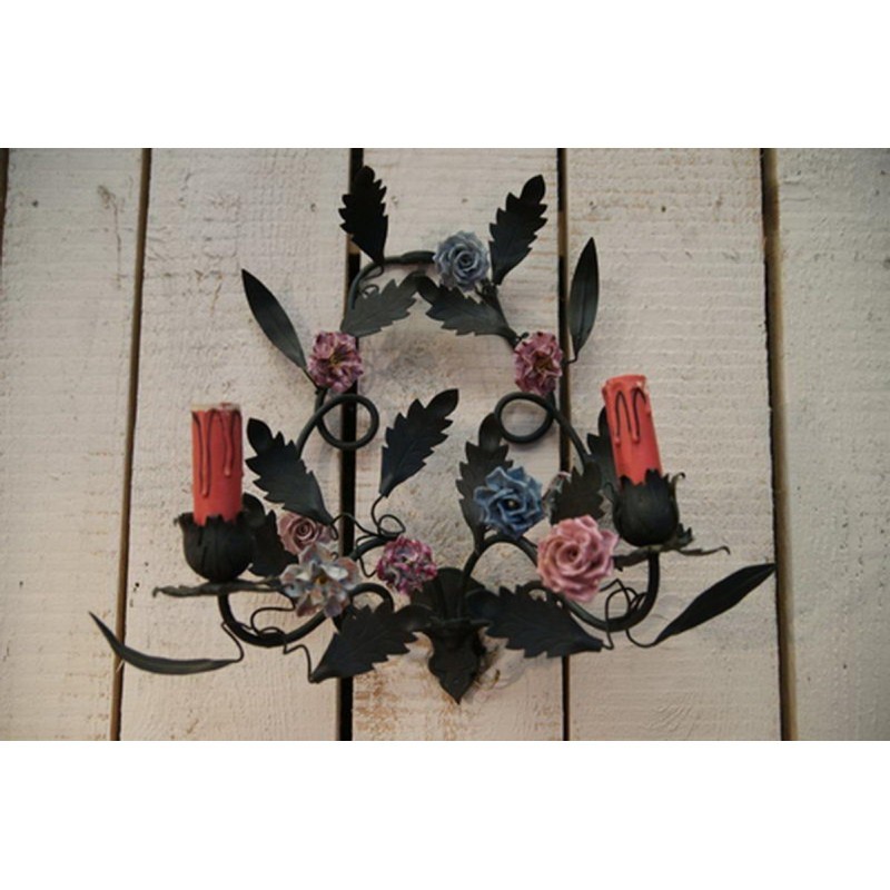 Paire d'Appliques Décoratives avec Fleurs de Porcelaine. Vers 1970