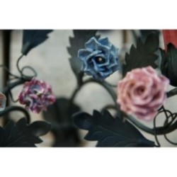 Paire d'Appliques Décoratives avec Fleurs de Porcelaine. Vers 1970