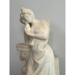 Sculpture représentant une jeune fille en marbre de Carrare