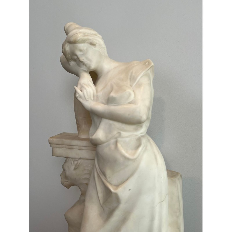 Sculpture représentant une jeune fille en marbre de Carrare