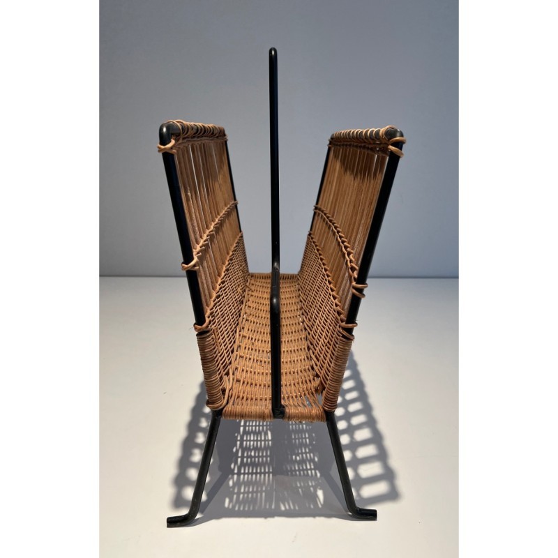 Porte-revues en métal laqué et  rotin