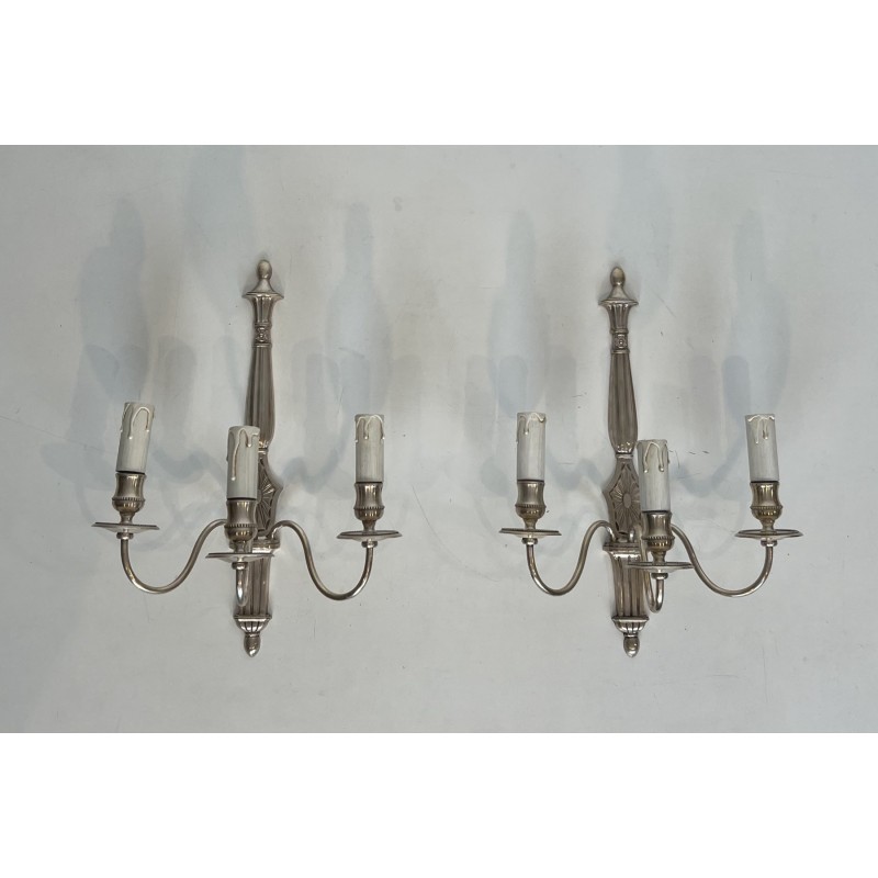 Paire d'Appliques en Bronze Argenté à Trois Bras de Lumière de Style Néoclassique dans le Goût de la Maison Jansen. Vers 1940