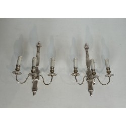 Paire d'Appliques en Bronze Argenté à Trois Bras de Lumière de Style Néoclassique dans le Goût de la Maison Jansen. Vers 1940