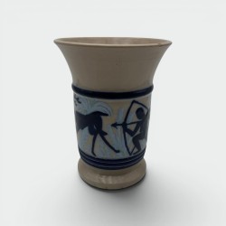 Vase en céramique à décor figuratif représentant une scène de chasse – vers 1930