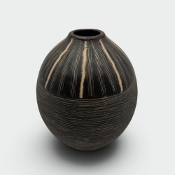 Vase en céramique noir et blanc à décor monogramme – Dans le goût de Jean Besnard, vers 1950