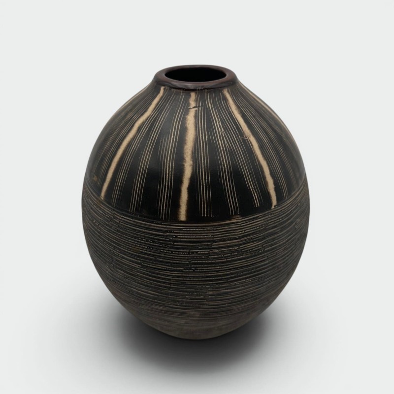 Vase en céramique noir et blanc à décor monogramme – Dans le goût de Jean Besnard, vers 1950