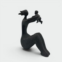 Sculpture moderniste en céramique représentant une femme portant un enfant – France, vers 1970