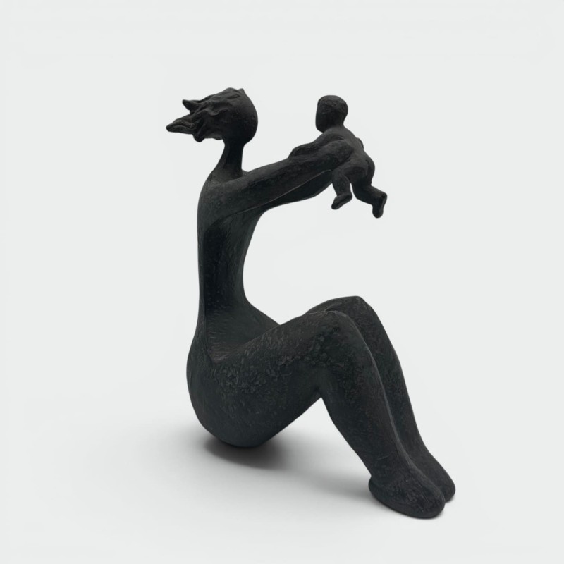 Sculpture moderniste en céramique représentant une femme portant un enfant – France, vers 1970