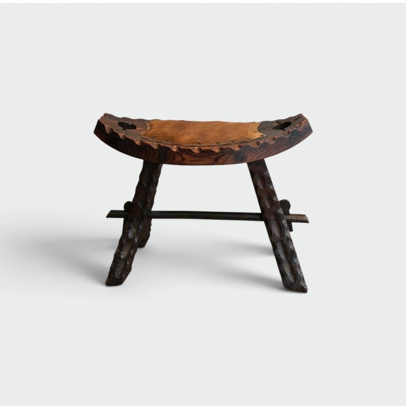 Tabouret Brutaliste en Bois Sculpté à Assise en Peau, Trav | Maison Barrois