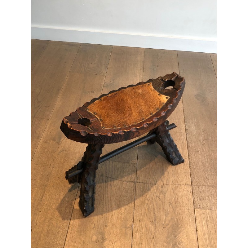 Tabouret Brutaliste en Bois Sculpté à Assise en Peau, Trav | Maison Barrois