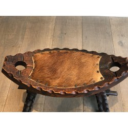 Tabouret Brutaliste en Bois Sculpté à Assise en Peau, Trav | Maison Barrois