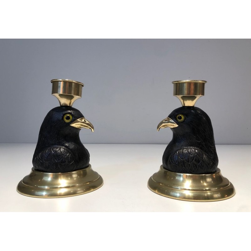 Paire de Bougeoirs Représentant des Aigles en Bois Sculpté, Becs en Laiton et Yeux de Verre Estampillé Houy Pouiga