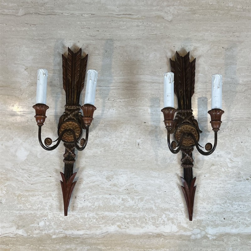 Paire d'Appliques à Deux Bras de Lumière en Bois Sculpté P | Maison Barrois