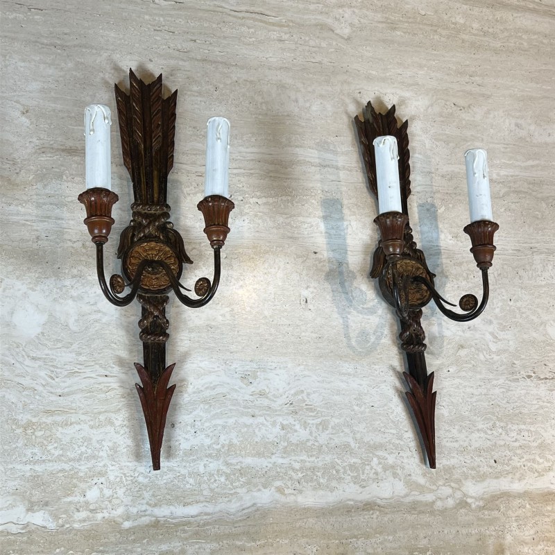 Paire d'Appliques à Deux Bras de Lumière en Bois Sculpté P | Maison Barrois