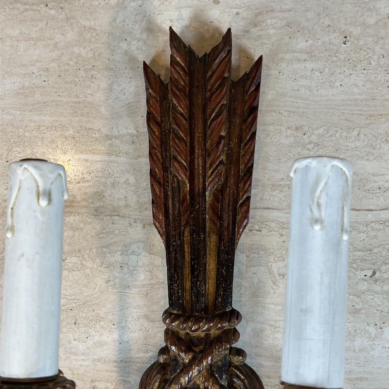 Paire d'Appliques à Deux Bras de Lumière en Bois Sculpté P | Maison Barrois