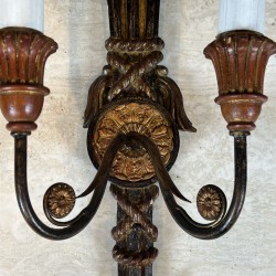 Paire d'Appliques à Deux Bras de Lumière en Bois Sculpté P | Maison Barrois
