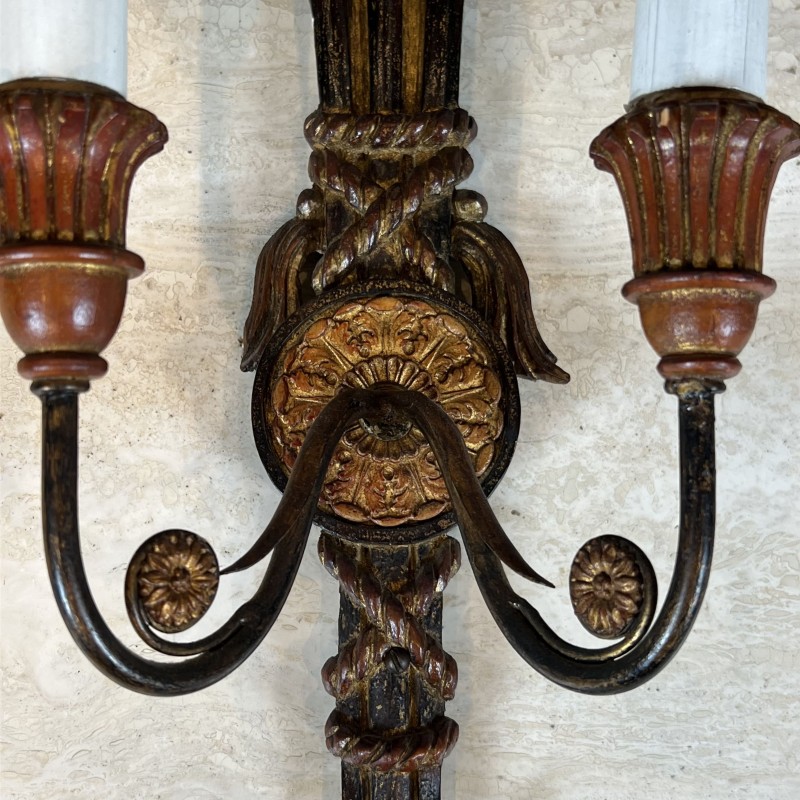 Paire d'Appliques à Deux Bras de Lumière en Bois Sculpté P | Maison Barrois