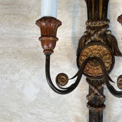 Paire d'Appliques à Deux Bras de Lumière en Bois Sculpté P | Maison Barrois