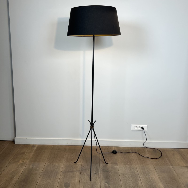 Lampadaire Tripode en Métal Laqué Noir et Laiton, Travail | Maison Barrois