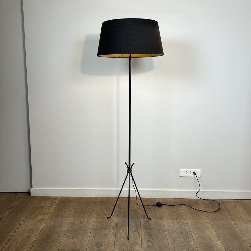 Lampadaire Tripode en Métal Laqué Noir et Laiton, Travail | Maison Barrois