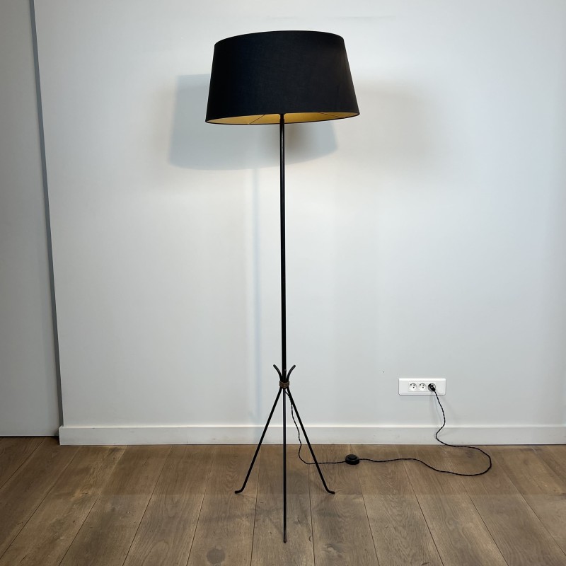Lampadaire Tripode en Métal Laqué Noir et Laiton, Travail | Maison Barrois