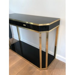 Console à Pans Coupés en Laque Noire et Laiton Ouvrant par | Maison Barrois