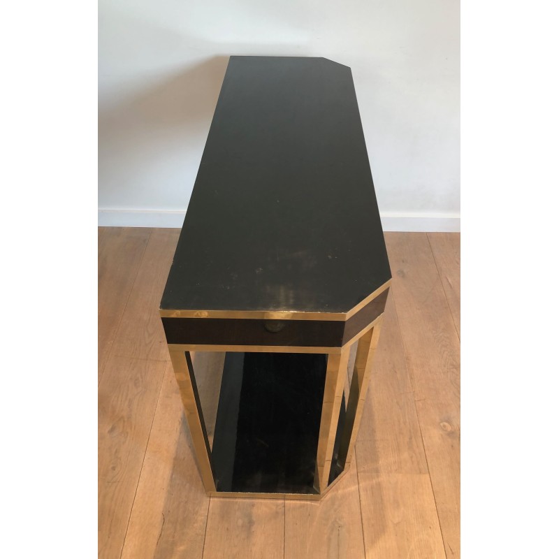 Console à Pans Coupés en Laque Noire et Laiton Ouvrant par | Maison Barrois