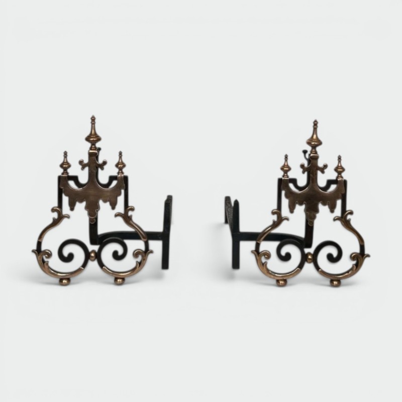 Importante Paire de Chenets XIXᵉ en Fer Forgé et Cuivre à Volutes et Flambeaux Sommitaux