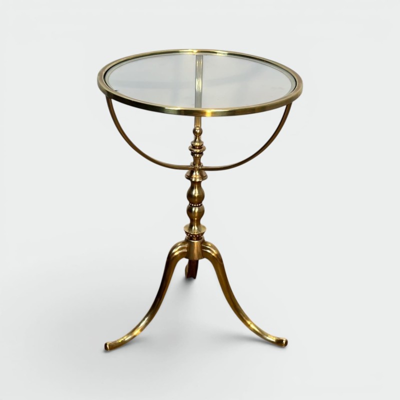 Guéridon Tripode en Laiton à Plateau de Verre et Fût Balus | Maison Barrois