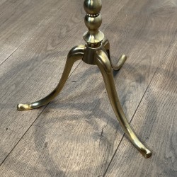 Guéridon Tripode en Laiton à Plateau de Verre et Fût Balus | Maison Barrois