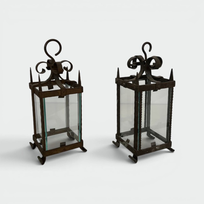 Paire de Lanternes en Fer Forgé à Pans Vitrés et Montants | Maison Barrois