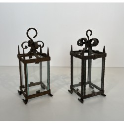Paire de Lanternes en Fer Forgé à Pans Vitrés et Montants | Maison Barrois