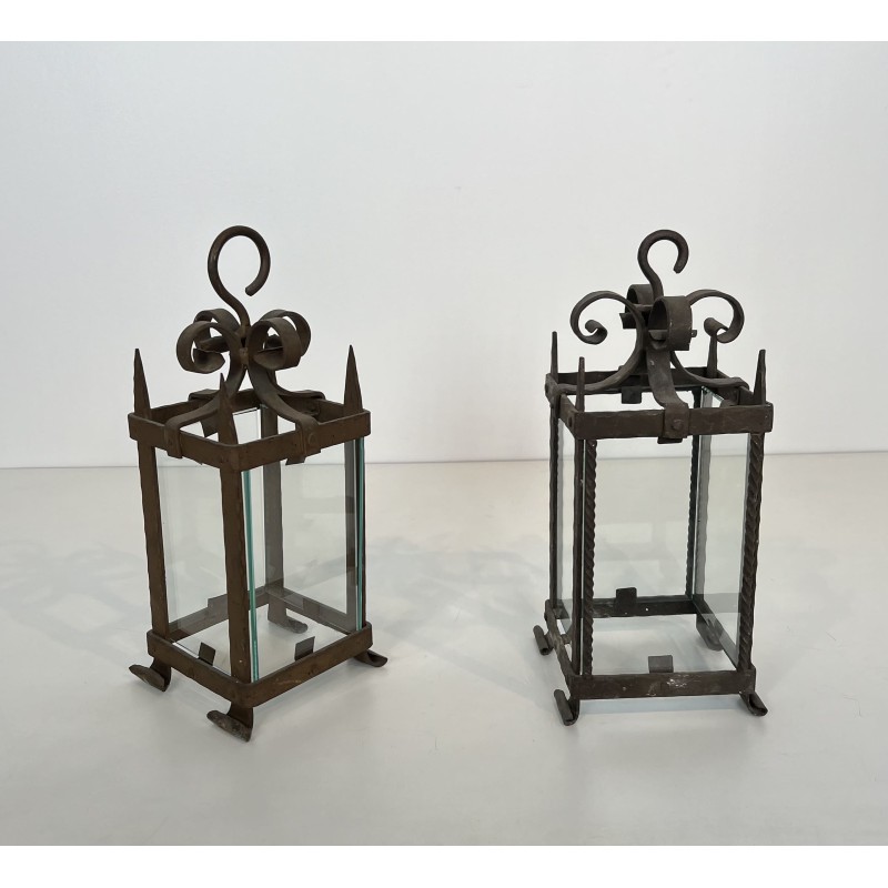 Paire de Lanternes en Fer Forgé à Pans Vitrés et Montants | Maison Barrois