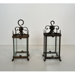 Paire de Lanternes en Fer Forgé à Pans Vitrés et Montants | Maison Barrois
