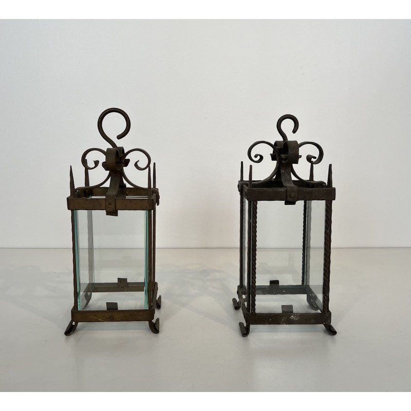 Paire de Lanternes en Fer Forgé à Pans Vitrés et Montants | Maison Barrois