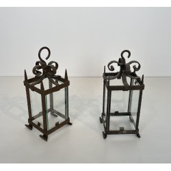 Paire de Lanternes en Fer Forgé à Pans Vitrés et Montants | Maison Barrois