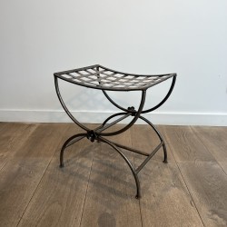 Tabouret Curule en Fer Forgé Poli à Assise Tressée et Déco | Maison Barrois