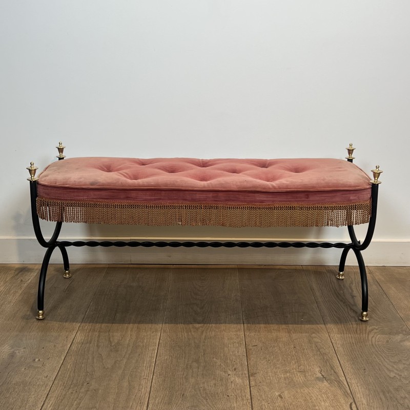 Banquette Curule en Métal Noir et Laiton, Velours Rose / R | Maison Barrois