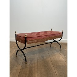 Banquette Curule en Métal Noir et Laiton, Velours Rose / R | Maison Barrois