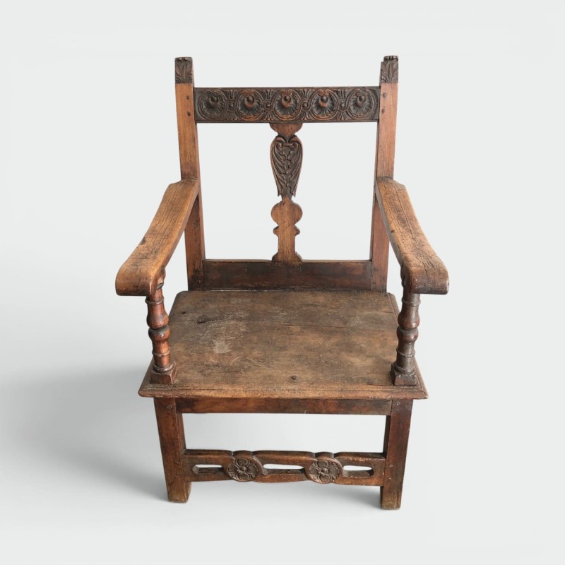Fauteuil à Bras en Noyer Sculpté à Traverse Fleurie et Dos | Maison Barrois