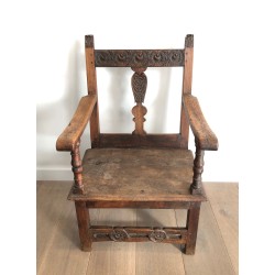 Fauteuil à Bras en Noyer Sculpté à Traverse Fleurie et Dos | Maison Barrois