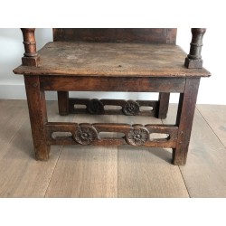 Fauteuil à Bras en Noyer Sculpté à Traverse Fleurie et Dos | Maison Barrois