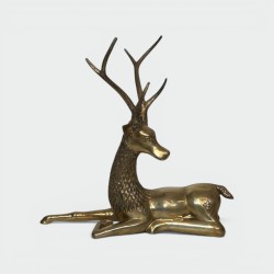 Grand Cerf Couché en Bronze Gravé de Motifs Chamaniques