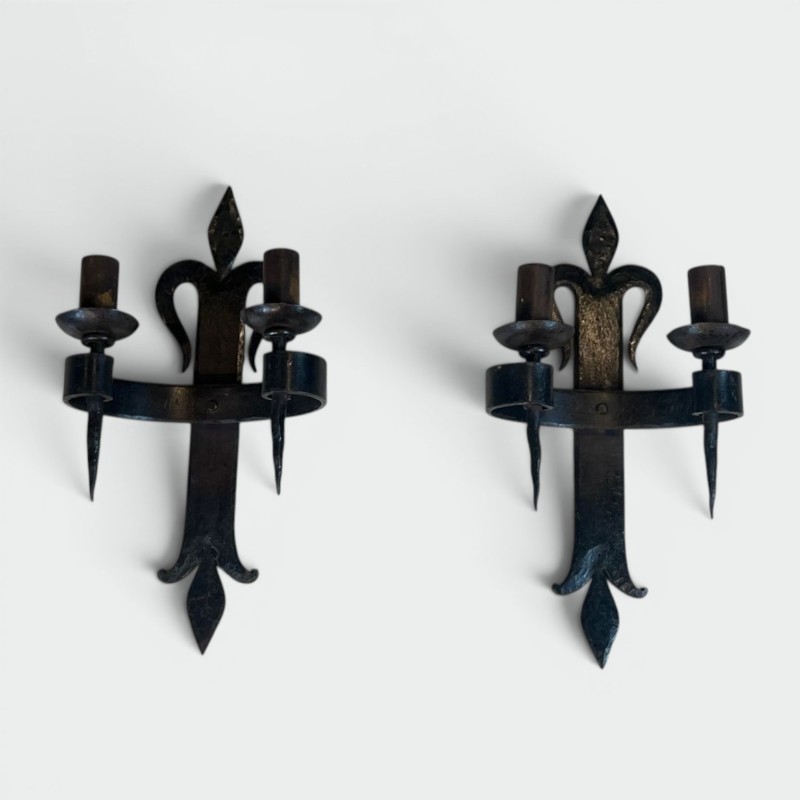 Importante Paire d'Appliques en Fer Forgé "aux Fleurs de Lys" à 2 Bras de Lumière de Style Gothique